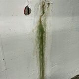Wasser dringt an verschiedenen Stellen in die Tiefgarage am Roggenmarkt. Philipp Cramer vom Gebäudemanagement des Kommunalbetriebs weist auf die Erkundungs-Grabungen ab Mittwoch, 28. Juni, hin.