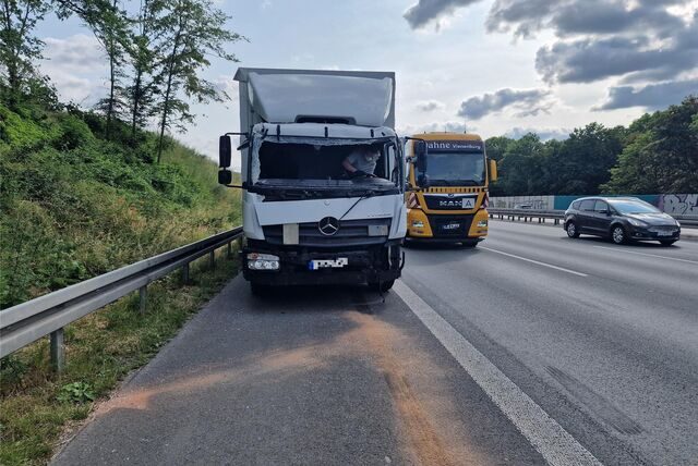 Die Frontscheibe des auffahrenden Lkw wurde durch den Aufprall zerstört.