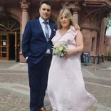 Marcel und Sabrina Ames vor dem Standesamt auf dem Friedensplatz.