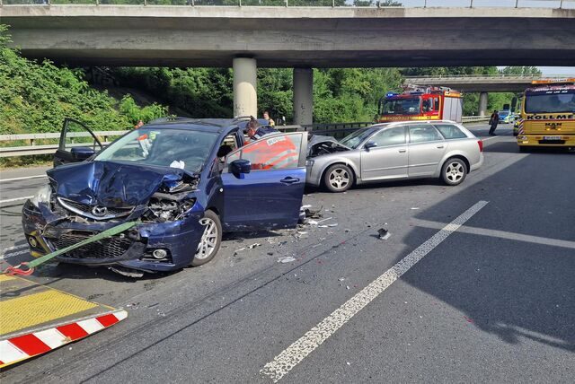 Crash auf der A1 in Fahrtrichtung Köln. In Höhe der Eisenbahnbrücke Derner Straße gibt es einen Auffahrunfall mit vier Fahrzeugen.