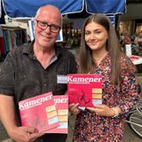 Jörg Höning und Jasmin Wiegandt stellen während des Kamener Marktes den neuen Kulturkalender vor.