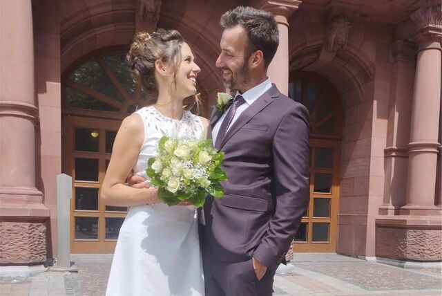 Daniela (33) und Julius (32) vor dem Standesamt auf dem Friedensplatz