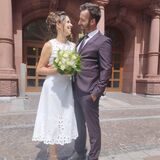 Daniela (33) und Julius (32) vor dem Standesamt auf dem Friedensplatz