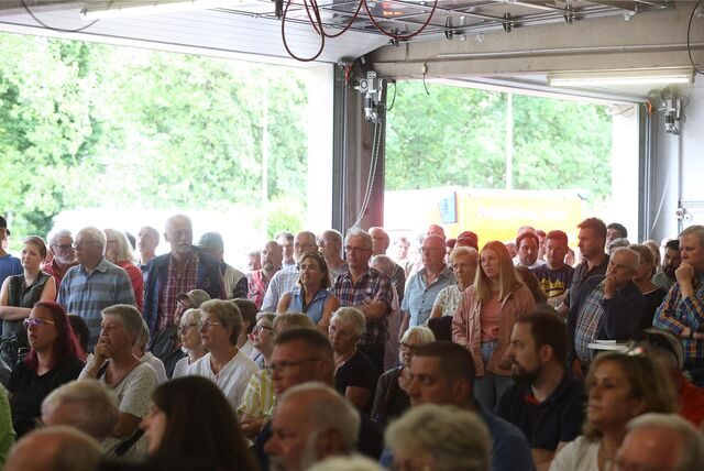 Das Feuerwehrgerätehaus ist rappelvoll, es sind nicht für alle Anwohner genügend Sitzplätze da.