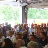 Das Feuerwehrgerätehaus ist rappelvoll, es sind nicht für alle Anwohner genügend Sitzplätze da.