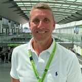 Guid Miletic, Leiter Airport-Services und Marketing & Sales, steht in der Abflughalle des Flughafens Dortmund.