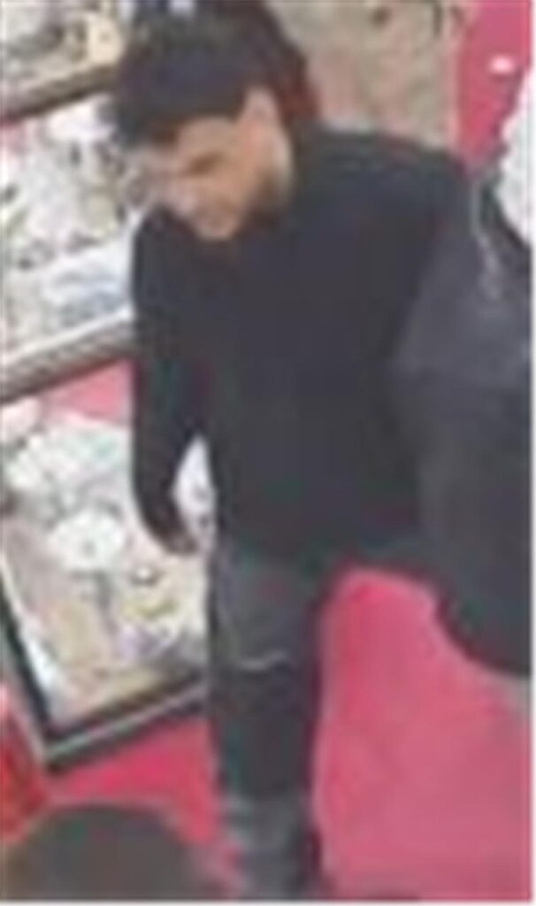 Die Polizei Dortmund sucht mit diesem Foto nach dem Tatverdächtigen. Die Polizei Dortmund sucht mit diesem Foto nach dem Tatverdächtigen.