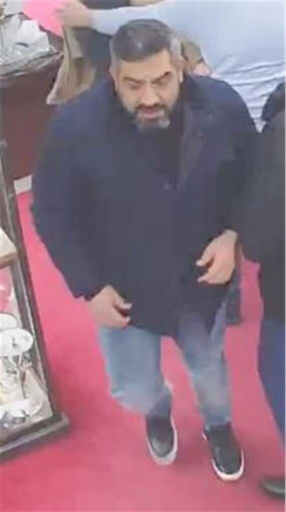 Die Polizei Dortmund sucht mit diesem Foto nach dem Tatverdächtigen. Die Polizei Dortmund sucht mit diesem Foto nach dem Tatverdächtigen.