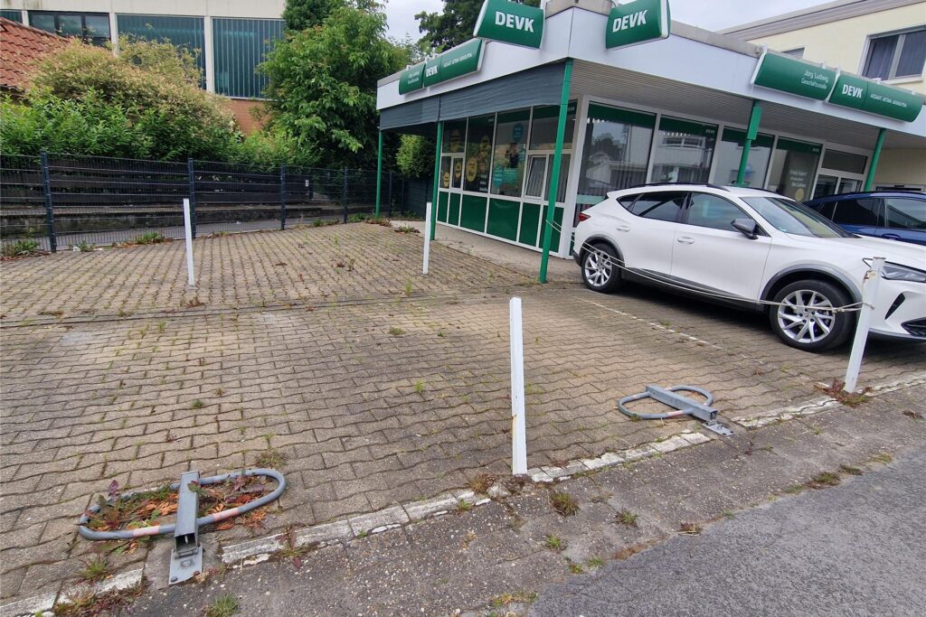 Laut Informationen vor Ort wurde bei der Flucht der Täter auf dem Parkplatz vor der DEVK-Versicherungsagentur in Fröndenberg beim Rückwärtssetzen ein metallener Absperrbaken so beschädigt, dass der Nutzer dieses vermieteten Parkplatzes ihn nicht mehr nutzen kann.