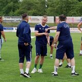 Erste Anweisungen von Training Benjamin Hartlieb (vorne l.) an Maurice Majewski; Co-Trainer Damian Grauer (l.). Der Holzwickeder SC hat seine Vorbereitung aufgenommen.