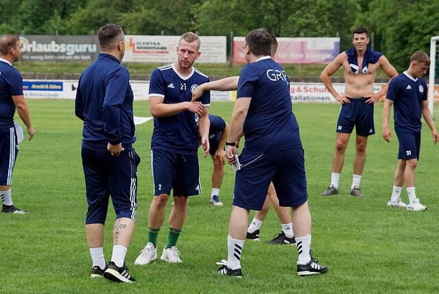Erste Anweisungen von Training Benjamin Hartlieb (vorne l.) an Maurice Majewski; Co-Trainer Damian Grauer (l.). Der Holzwickeder SC hat seine Vorbereitung aufgenommen.