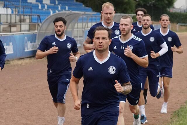 Keine Frage: Eine Laufeinheit gehört auch beim Holzwickeder SC zum Trainingsauftakt im Stadion dazu.