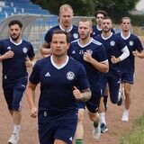 Keine Frage: Eine Laufeinheit gehört auch beim Holzwickeder SC zum Trainingsauftakt im Stadion dazu.