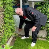 Antonius Schulze Kersting zeigt, wie hoch das Wasser in seinem Garten stand.
