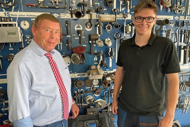 Aloys Thiel vom gleichnamigen Autohaus in Herbern freut sich über die gute Gesellenprüfung von Rikki Lohmann. Außerdem darüber, dass er als Mechatroniker dem Betrieb erhalten bleibt.