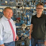 Aloys Thiel vom gleichnamigen Autohaus in Herbern freut sich über die gute Gesellenprüfung von Rikki Lohmann. Außerdem darüber, dass er als Mechatroniker dem Betrieb erhalten bleibt.