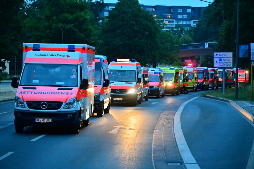 Einsatzkräfte aus dem gesamten Ruhrgebiet sammelten sich vor dem Krankenhaus.