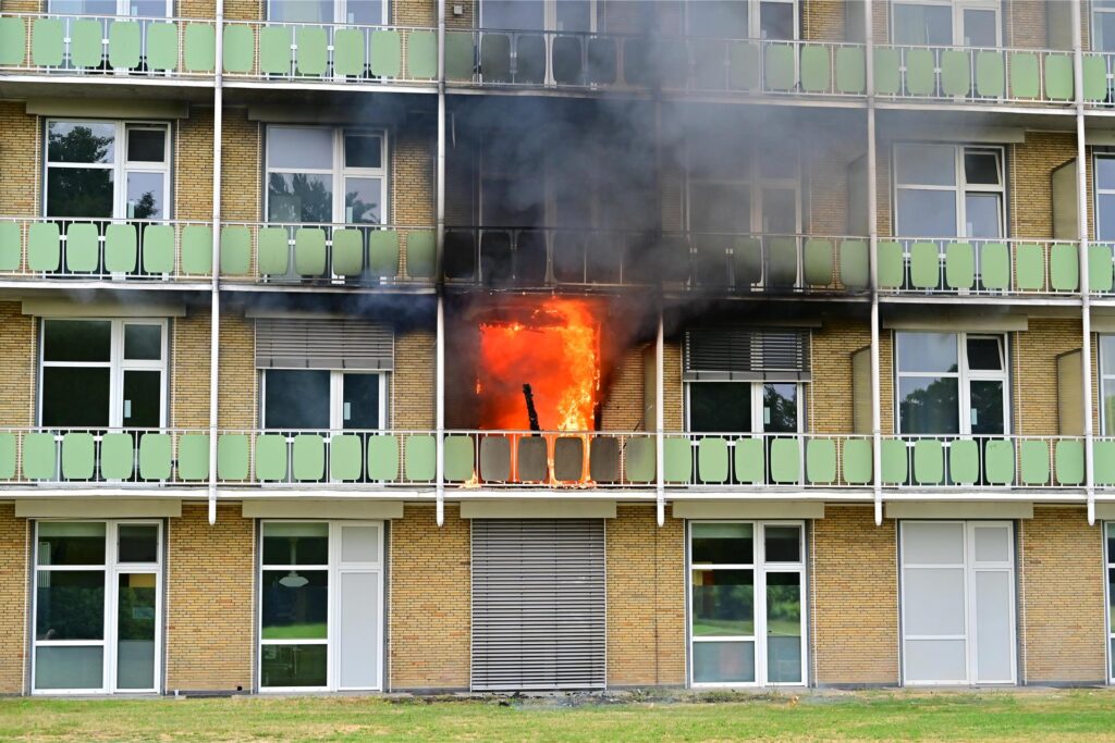 Flammen schlugen aus dem Patientenzimmer des Marien-Hospitals, dichter Rauch stieg auf. Flammen schlugen aus dem Patientenzimmer des Marien-Hospitals, dichter Rauch stieg auf.