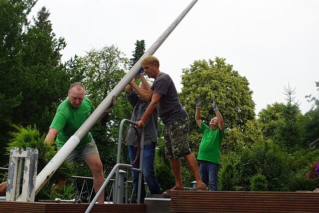 Die Bürgerschützen in Holzwickede haben am Donnerstag (29. Juni) Fahnen und Wimpelketten aufgehangen.