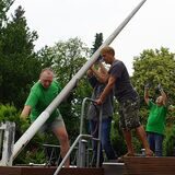 Die Bürgerschützen in Holzwickede haben am Donnerstag (29. Juni) Fahnen und Wimpelketten aufgehangen.
