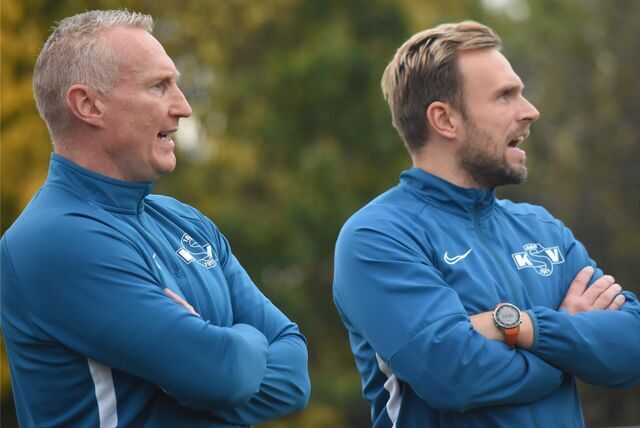 Andreas Feiler (l.) und Kevin Jagusch aus dem Trainerteam des Königsborner SV stehen am Spielfeldrand.