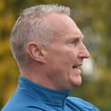 Andreas Feiler (l.) und Kevin Jagusch aus dem Trainerteam des Königsborner SV stehen am Spielfeldrand.