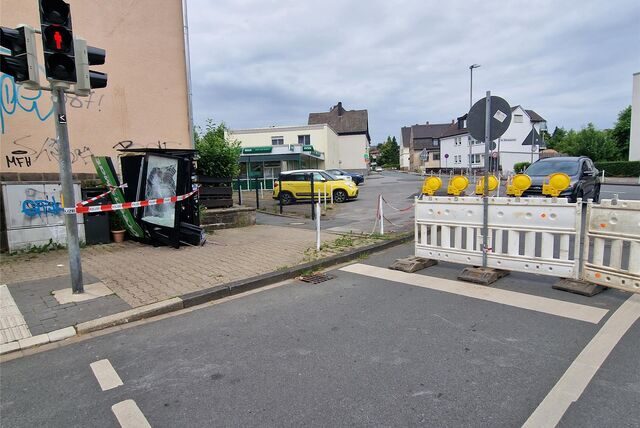 Unbekannte Täter sprengten in der Nacht auf Donnerstag (29. Juni) einen Automaten für Süßigkeiten, Getränke und E-Zigaretten an der Overbergstraße in Fröndenberg in die Luft.