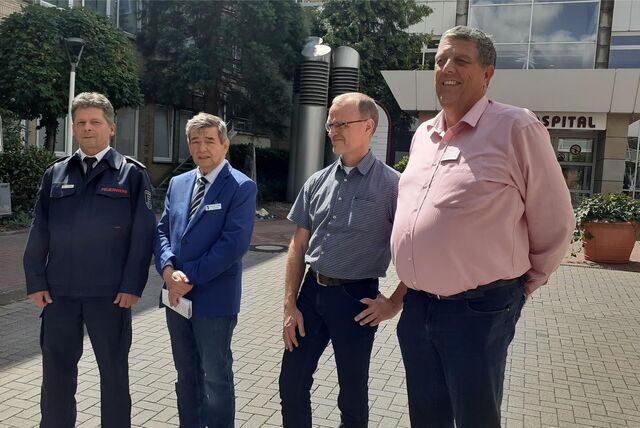 Die Pressekonferenz am Marien-Hospital hat begonnen. Mit dabei: Feuerwehrchef Rainald Pöter und Bürgermeister Werner Arndt.