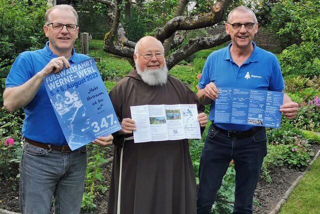 Gemeinsam mit Pater Norbert präsentieren Klemens Pieper (r.) und Bernd Heimann den neuen Flyer zur diesjährigen Fußwallfahrt.