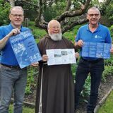Gemeinsam mit Pater Norbert präsentieren Klemens Pieper (r.) und Bernd Heimann den neuen Flyer zur diesjährigen Fußwallfahrt.