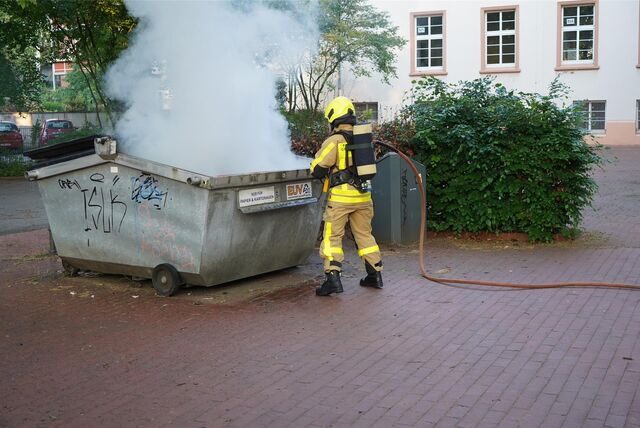 Am Schulzentrum in der Gutenbergstraße gab es am Dienstag erneut einen Containerbrand. Schon Freitags hat es dort in den Containern gebrannt. (Symbolbild)