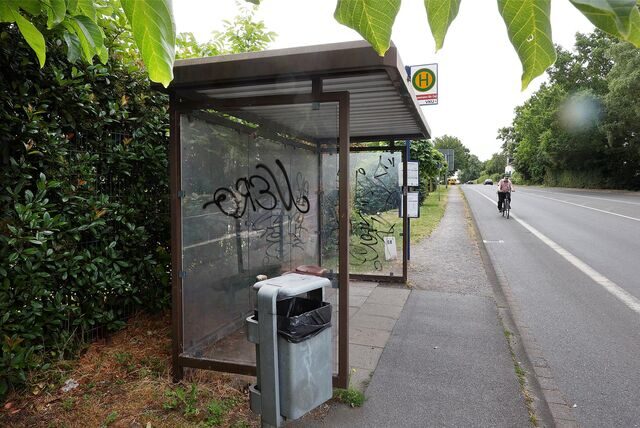 Die Haltestelle Fritz-Husemann-Straße Ost ist weder barrierefrei noch hübsch anzusehen.