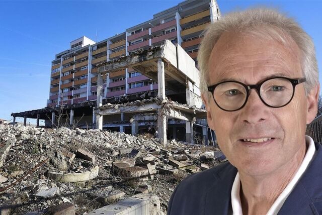 Der SPD-Fraktionsvorsitzende Dieter Mittmann vor den abgerissenen Turmarkaden.