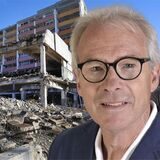 Der SPD-Fraktionsvorsitzende Dieter Mittmann vor den abgerissenen Turmarkaden.