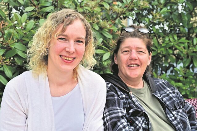 Die Patientinnen Kim Janz (li.) und Michaela Butenschön erlebten das Feuer im Marien-Hospital.
