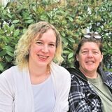 Die Patientinnen Kim Janz (li.) und Michaela Butenschön erlebten das Feuer im Marien-Hospital.