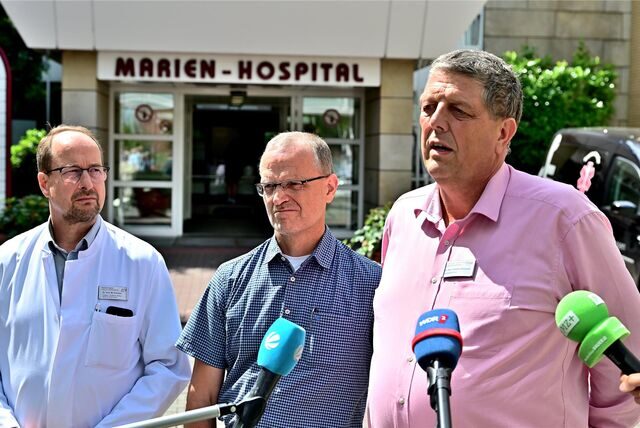 Geschäftsführer Dr. Andreas Weigand (r.) eröffnete die Pressekonferenz vor dem Haupteingang des Marien-Hospitals. Auch Pflegedirektor Ulrich Jansen (M.) und der Ärztliche Direktor Dr. Markus Schmidt gaben Auskunft.