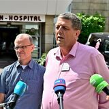 Geschäftsführer Dr. Andreas Weigand (r.) eröffnete die Pressekonferenz vor dem Haupteingang des Marien-Hospitals. Auch Pflegedirektor Ulrich Jansen (M.) und der Ärztliche Direktor Dr. Markus Schmidt gaben Auskunft.