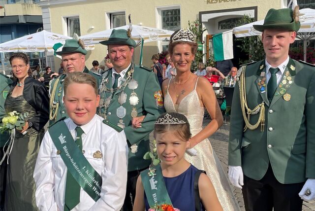 Standen bei der Eröffnung im Rampenlicht: Das Königspaar von 2019, Dirk und Melanie Nolting (hinten Mitte), mit dem aktuellen Kinderschützenpaar Jonathan und Katharina.