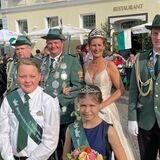 Standen bei der Eröffnung im Rampenlicht: Das Königspaar von 2019, Dirk und Melanie Nolting (hinten Mitte), mit dem aktuellen Kinderschützenpaar Jonathan und Katharina.