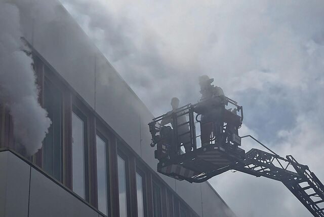 Das Szenario „Brand mit Personenrettung nach einer Verpuffung in der Werner-von-Siemens-Gesamtschule“ zählte sicherlich zu den herausragenden an einem Wochenende mit Übungen am laufenden Band für die Feuerwehren, den Rettungsdienst und Hilfsorganisationen in Unna.