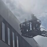 Das Szenario „Brand mit Personenrettung nach einer Verpuffung in der Werner-von-Siemens-Gesamtschule“ zählte sicherlich zu den herausragenden an einem Wochenende mit Übungen am laufenden Band für die Feuerwehren, den Rettungsdienst und Hilfsorganisationen in Unna.