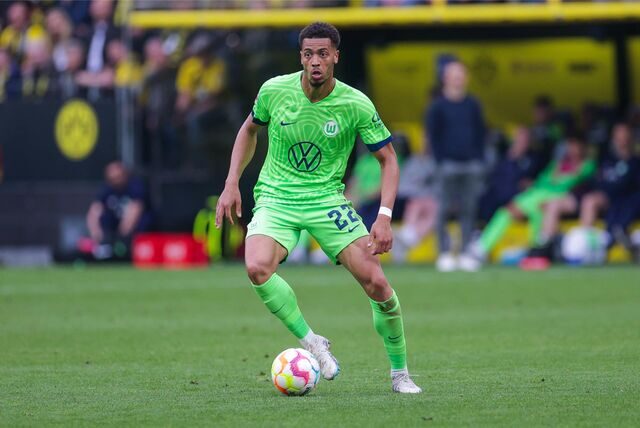 Felix Nmecha dribbelt mit dem Ball.