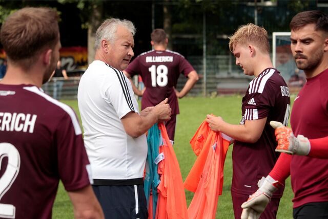 BRB-Chefcoach Hubert Tadday (in Weiß) verteilt Leibchen vor einem Trainingsspiel.