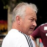 BRB-Chefcoach Hubert Tadday (in Weiß) verteilt Leibchen vor einem Trainingsspiel.
