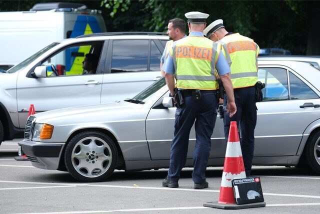 Polizisten stellten bei einem Mann fest, dass er unter Einfluss von Alkohol und Drogen mit dem Auto fuhr.