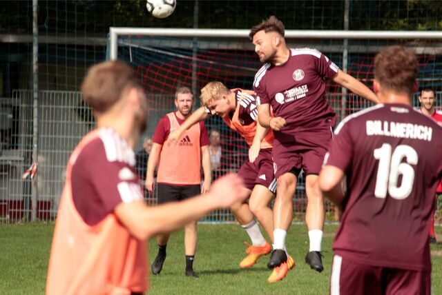 Julian Knabe (oben) setzt sich gegen Simon Baehr im Kopfballduell durch.