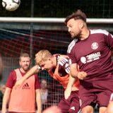 Julian Knabe (oben) setzt sich gegen Simon Baehr im Kopfballduell durch.