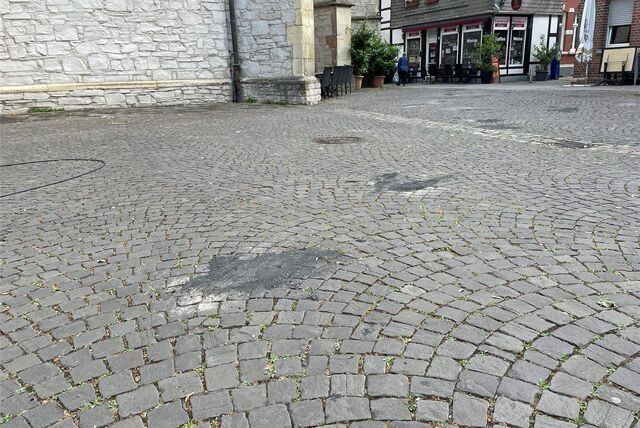 Nach dem Marktplatz ist nun auch der Kirchhof an der Reihe mit einer fachgerechten Reparatur des Pflasters.