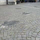 Nach dem Marktplatz ist nun auch der Kirchhof an der Reihe mit einer fachgerechten Reparatur des Pflasters.